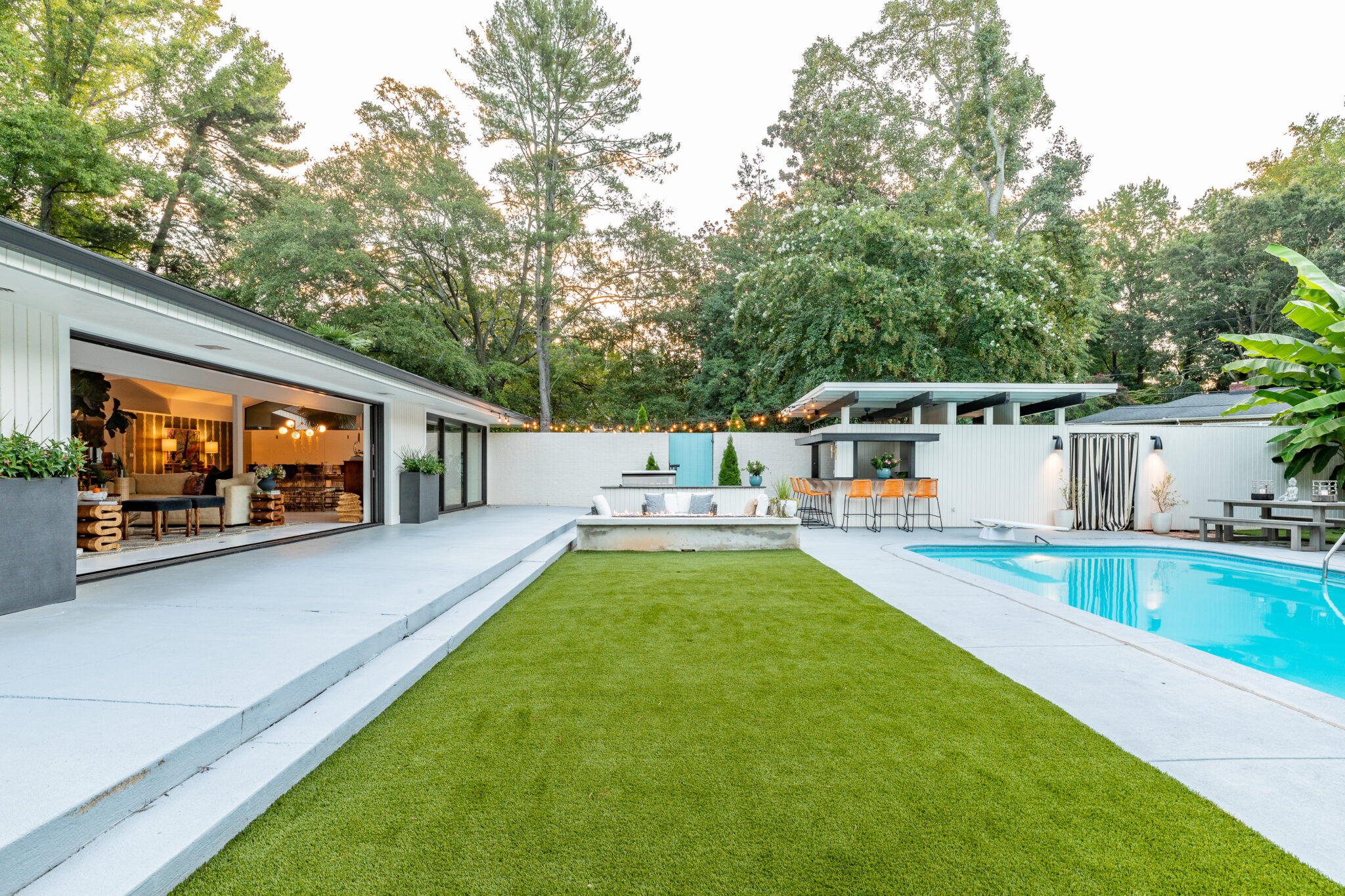 A designer’s own midcentury modern home makeover in South Carolina ...